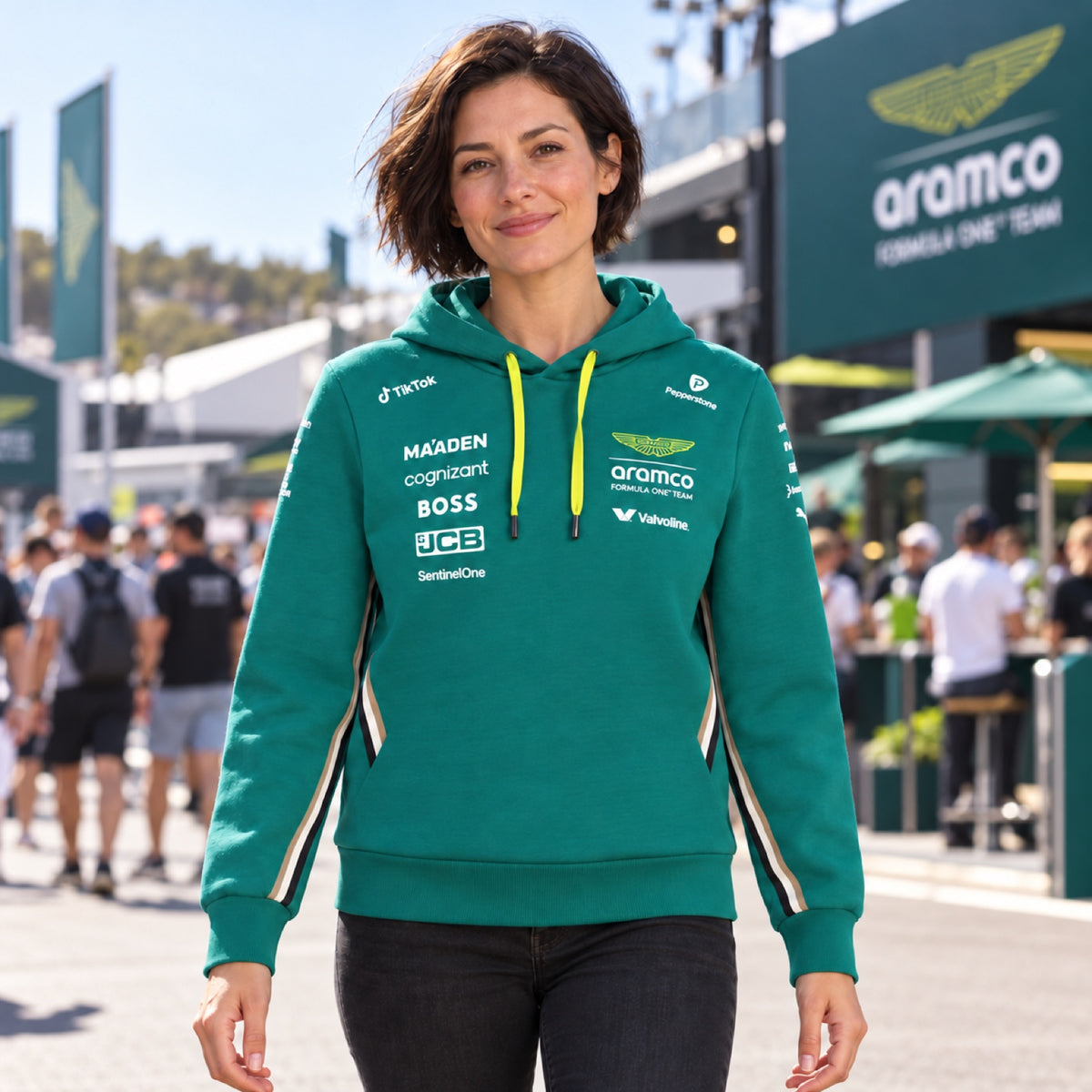 Týmová mikina s kapucí Aston Martin F1 Team s logy sponzorů – ilustrační foto (AI)