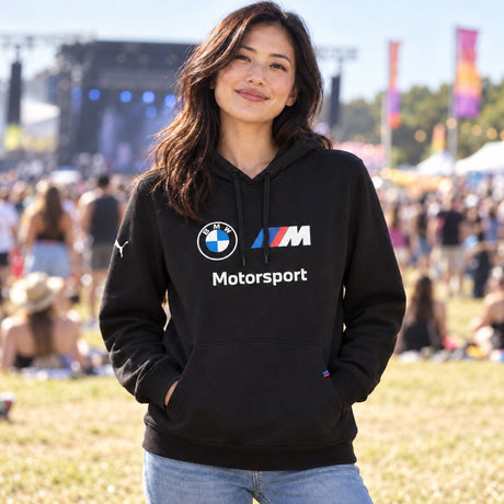 Mikina s kapucí BMW Motorsport Casual s logem BMW – ilustrační foto (AI)