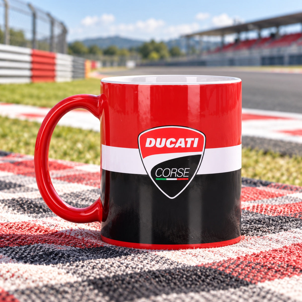 Hrnek pro fanoušky Ducati Corse s logem – ilustrační foto (AI)