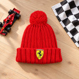 Dětská čepice s bambulí Ferrari s logem – ilustrační foto (AI)