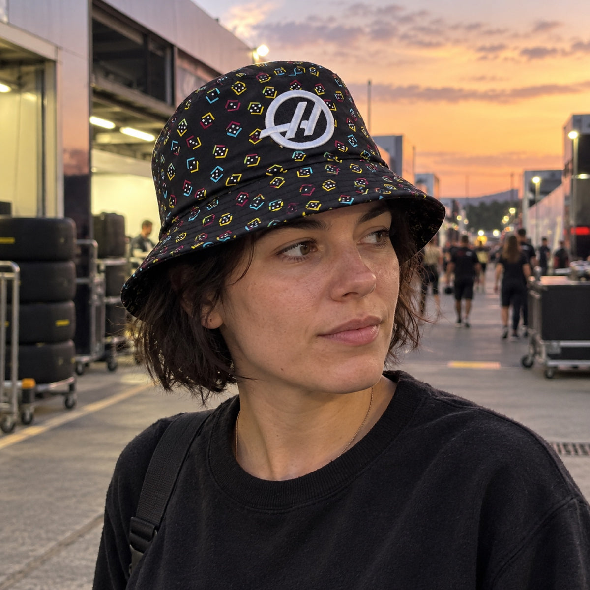 Haas F1 Team Hat – Las Vegas Special Edition – ilustrační foto 2 (AI)