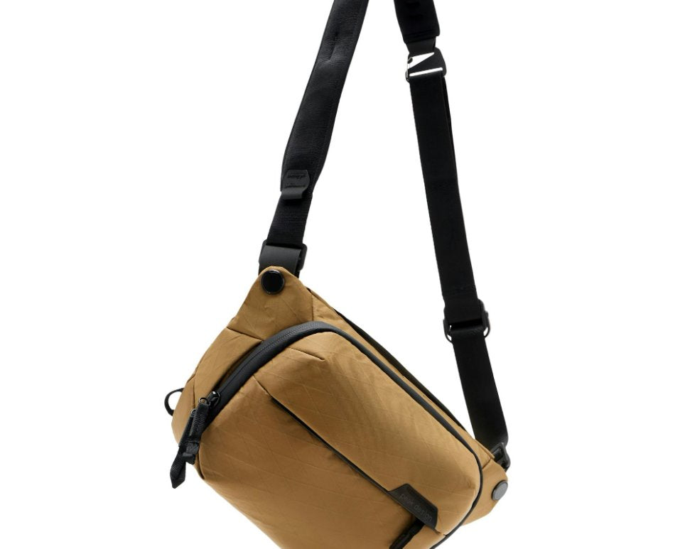 Taška přes rameno Peak Design Everyday Sling 3L v2 - Coyote