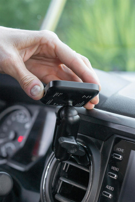 Držák do auta Peak Design Car Mount - nabíjecí adaptér s 20 mm kulovým kloubem V2 - černý