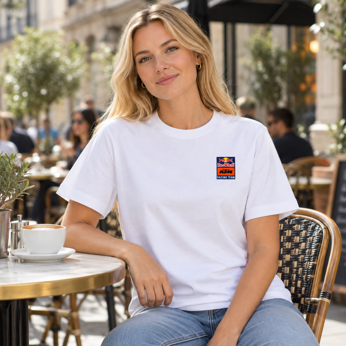Tričko KTM Red Bull Racing Casual s logem – bílé – ilustrační foto (AI)