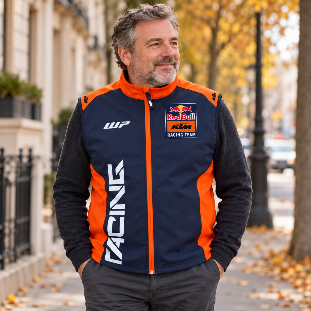 Týmová vesta KTM Red Bull Racing – ilustrační foto (AI)