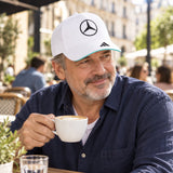 Kšiltovka Mercedes-AMG PETRONAS F1 x Adidas – bílá, Team Edition – ilustrační foto (AI)