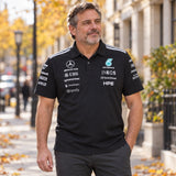 Týmová polokošile Mercedes-AMG PETRONAS F1 x Adidas s logy sponzorů – černá – ilustrační foto (AI)