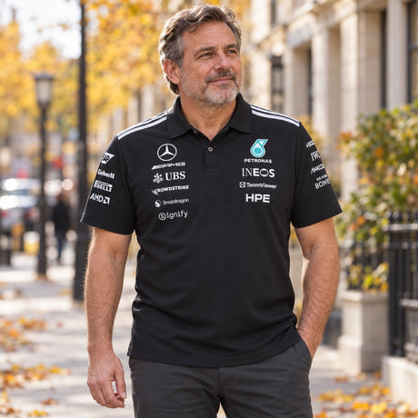 Týmová polokošile Mercedes-AMG PETRONAS F1 x Adidas s logy sponzorů – černá – ilustrační foto (AI)