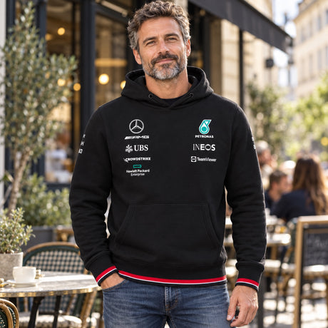 Týmová mikina s kapucí Mercedes-AMG PETRONAS F1 – ilustrační foto (AI)