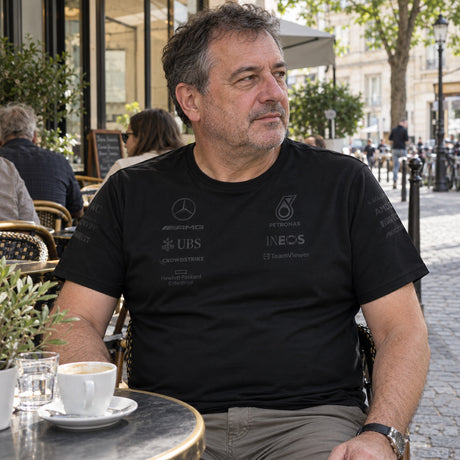 Mercedes-AMG PETRONAS F1 Women's AMG STEALTH Team T-Shirt – Black – ilustrační foto (AI)