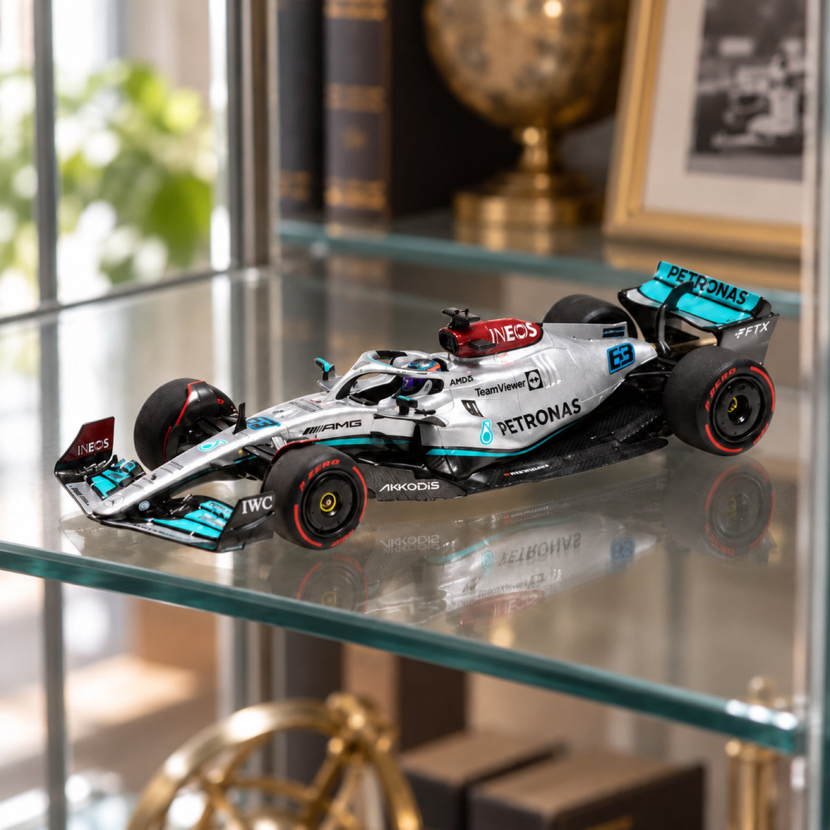 Model Minichamps Mercedes AMG Petronas W13 E George Russell v měřítku 1:43 – Bahrajn 2022 – ilustrační foto (AI)