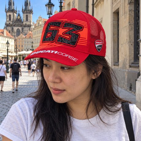 Ducati Corse Fan Cap – Pecco Bagnaia – ilustrační foto 2 (AI)