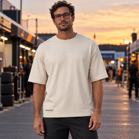 Tričko McLaren F1 New Era Speedmark Casual – pískové – ilustrační foto (AI)