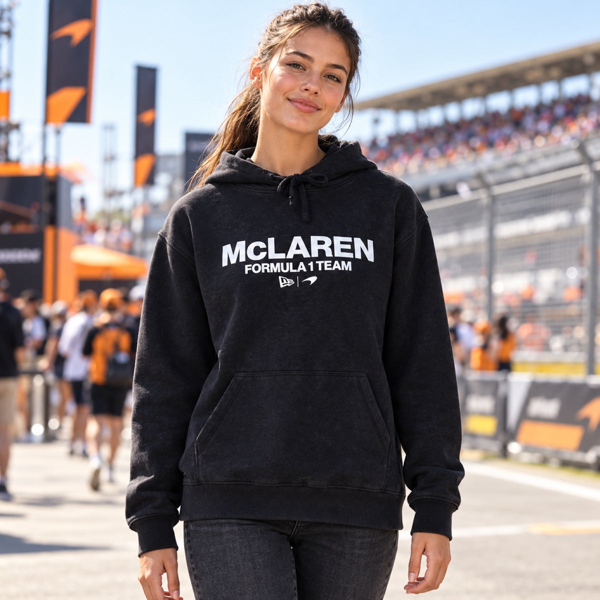 Mikina s kapucí McLaren F1 New Era Wordmark Casual – černá – ilustrační foto (AI)