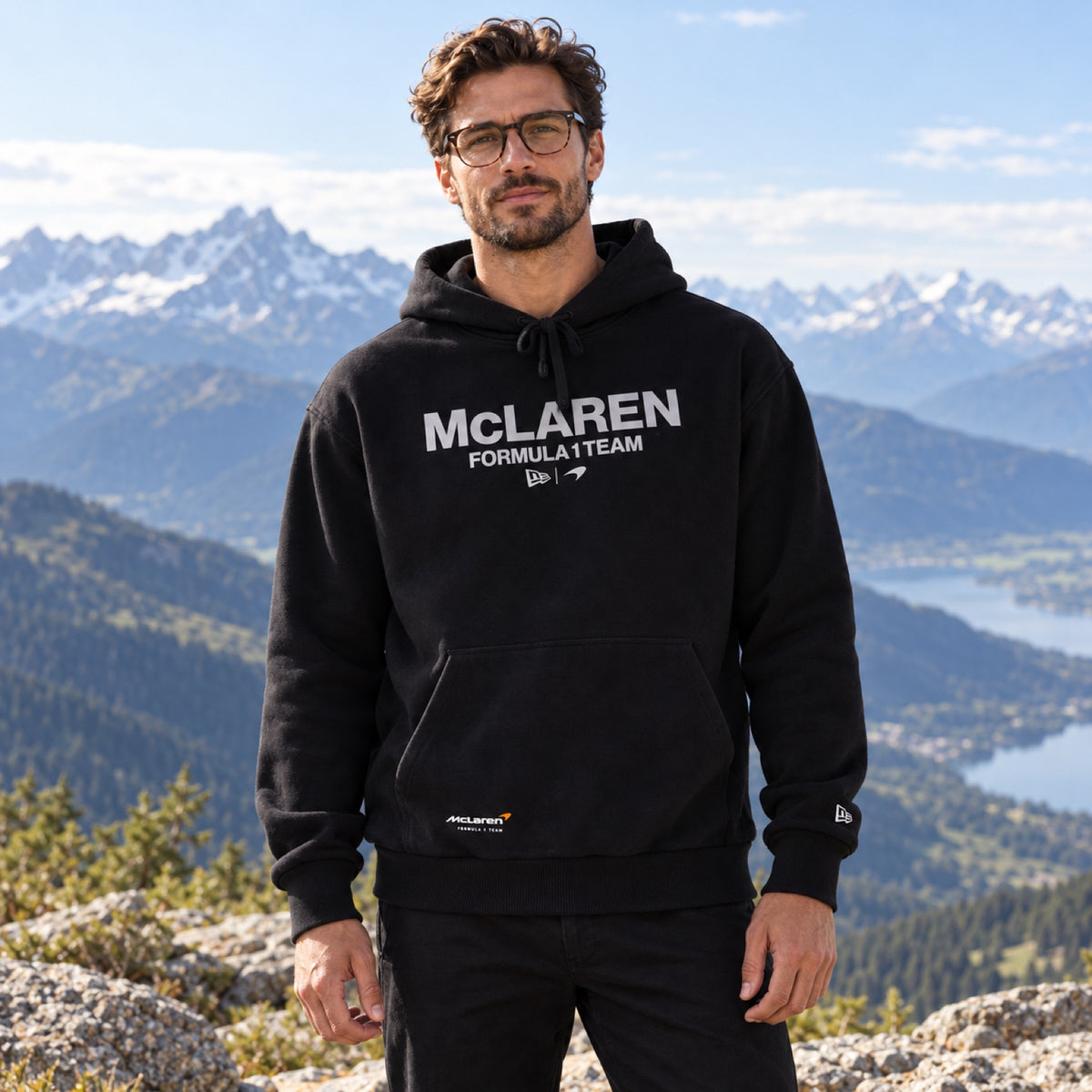 Mikina s kapucí McLaren F1 NE Wordmark Casual – černá – oversize – ilustrační foto (AI)