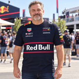 Týmové tričko Oracle Red Bull Racing s logy sponzorů – ilustrační foto (AI)