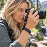 Poutko na zápěstí Peak Design Cuff Camera Wrist Strap – černé – ilustrační foto (AI)
