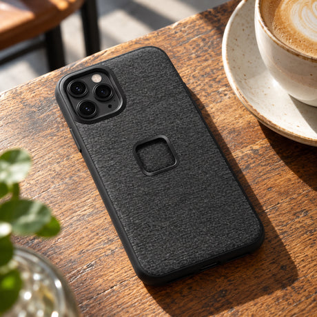 Pouzdro Peak Design Everyday Case iPhone 11 Pro Max – Charcoal – ilustrační foto (AI)