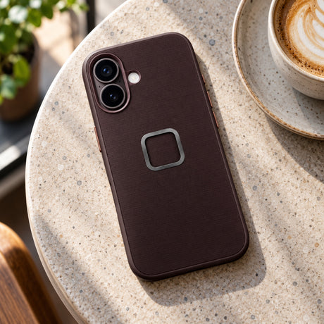 Pouzdro Peak Design Everyday Case – iPhone 16 Standard – Eclipse – ilustrační foto (AI)