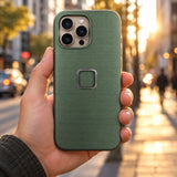 Pouzdro Peak Design Everyday Case iPhone 16 Pro Max – Sage – ilustrační foto (AI)