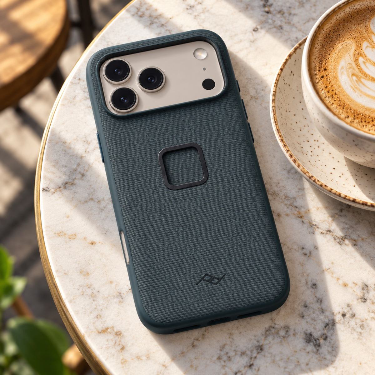 Pouzdro Peak Design Everyday Case Slimlink iPhone 18 Pro Max – Ocean – ilustrační foto (AI)