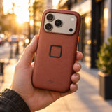 Pouzdro Peak Design Everyday Case Slimlink iPhone 18 Pro – Redwood Clarino – ilustrační foto (AI)