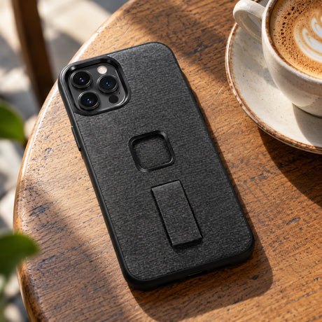 Pouzdro Peak Design Everyday Loop Case iPhone 12 Pro Max – Charcoal – ilustrační foto (AI)