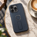 Pouzdro Peak Design Everyday Loop Case iPhone 15 Pro v2 – Midnight – ilustrační foto (AI)