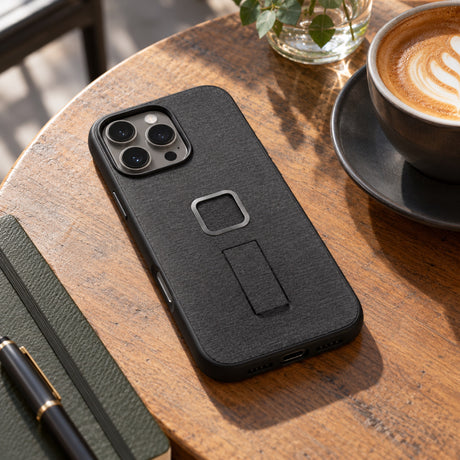 Pouzdro Peak Design Everyday Loop Case iPhone 16 Pro Max – Charcoal – ilustrační foto (AI)