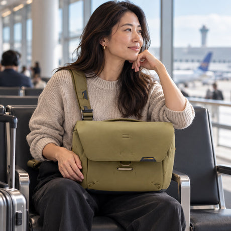 Taška přes rameno Peak Design Everyday Messenger 13L – Kelp – ilustrační foto (AI)