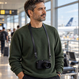 Kožený popruh na fotoaparát Peak Design Form Leather Camera Strap Long – černý – ilustrační foto (AI)