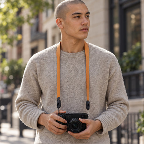 Kožený popruh na fotoaparát Peak Design Form Leather Camera Strap Standard – Amber – ilustrační foto (AI)
