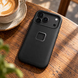 Pouzdro Peak Design GNAR Case – iPhone 17 Pro – černé – ilustrační foto (AI)