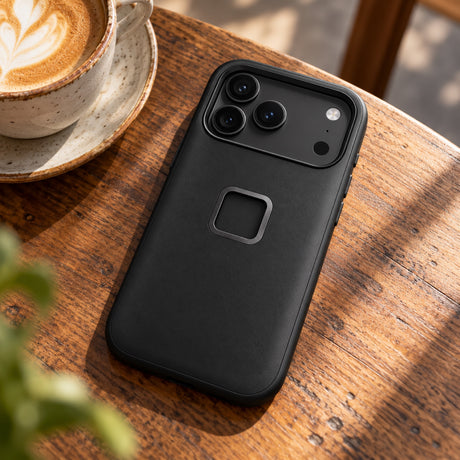 Pouzdro Peak Design GNAR Case – iPhone 17 Pro – černé – ilustrační foto (AI)