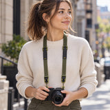Popruh na fotoaparát Peak Design Leash Camera Strap – Kelp – ilustrační foto (AI)