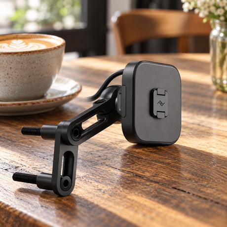 Nabíjecí držák na motocykl Peak Design Motorcycle Mount Brake/Clutch Mount Charging – černý – ilustrační foto (AI)