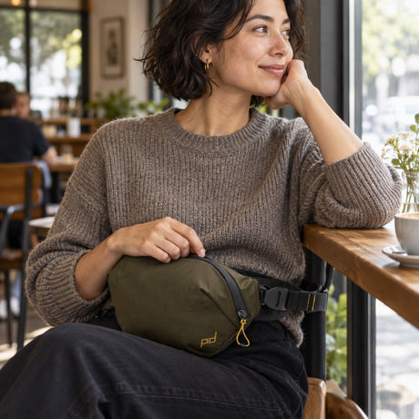Taška přes rameno Peak Design Outdoor Sling 2L – Kelp – ilustrační foto (AI)