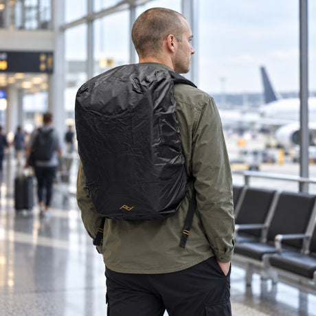 Pláštěnka na batoh Peak Design Rain Fly 20L–30L – černá – ilustrační foto (AI)