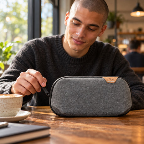 Pouzdro na elektroniku Peak Design Tech Pouch Small – Charcoal – ilustrační foto (AI)