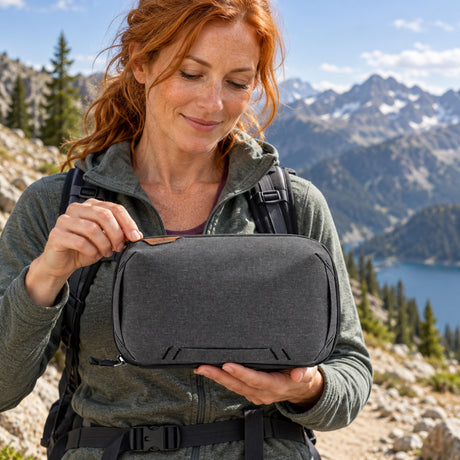 Pouzdro na elektroniku Peak Design Tech Pouch v2 – Charcoal – ilustrační foto (AI)