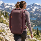 Cestovní taška/batoh Peak Design Travel Duffelpack 65L – Eclipse – ilustrační foto (AI)