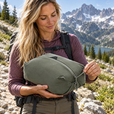 Síťovaný cestovní organizér Peak Design Ultralight Mesh Packing Cube S Medium – Sage – ilustrační foto (AI)