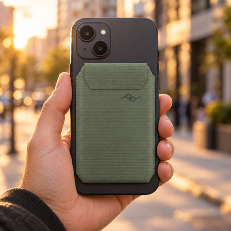 Tenká peněženka Peak Design Wallet Slim – Sage – ilustrační foto (AI)