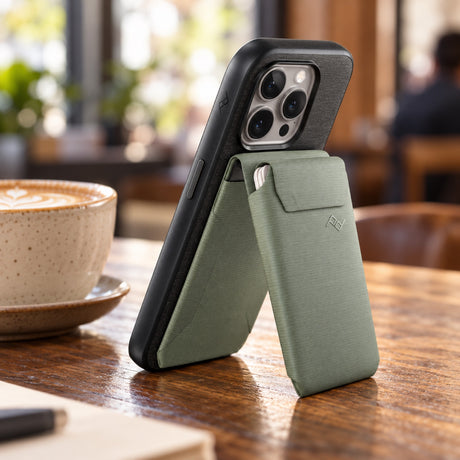 Peněženka se stojánkem Peak Design Wallet Stand – Sage – ilustrační foto (AI)