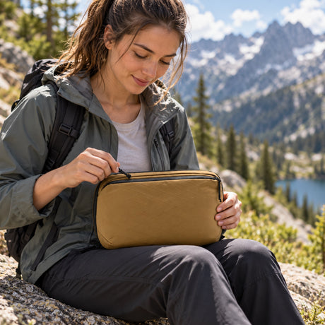 Toaletní taška Peak Design Wash Pouch – Coyote – ilustrační foto (AI)