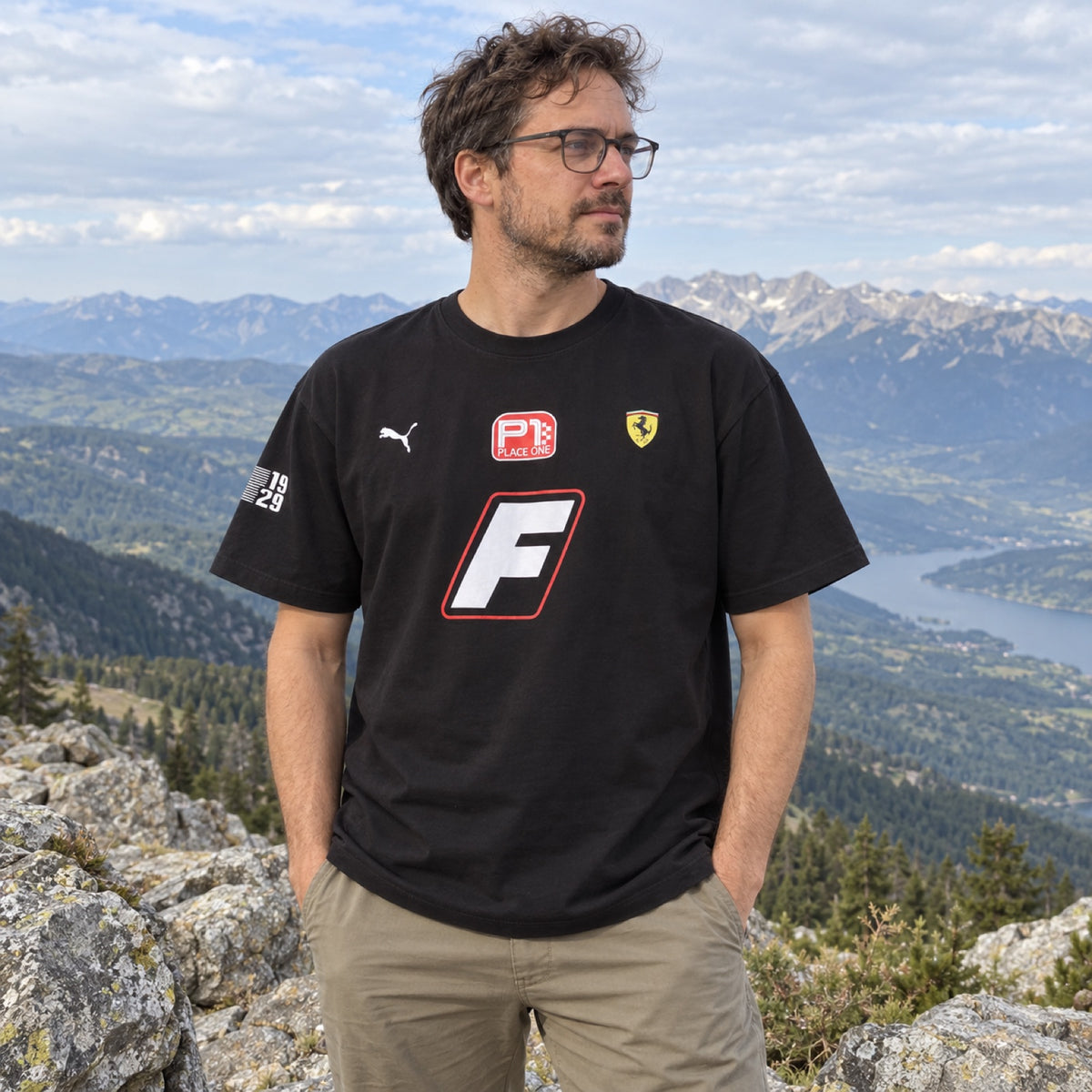 Ferrari Garage F1 Men's Oversized T-Shirt – Black – ilustrační foto (AI)