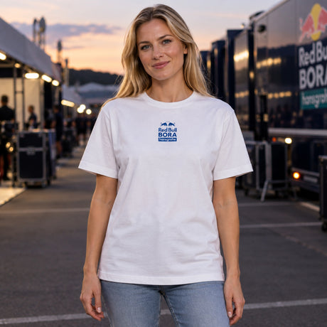 Tričko Red Bull Bora Hansgrohe Casual – bílé, ICONS Edition – ilustrační foto (AI)