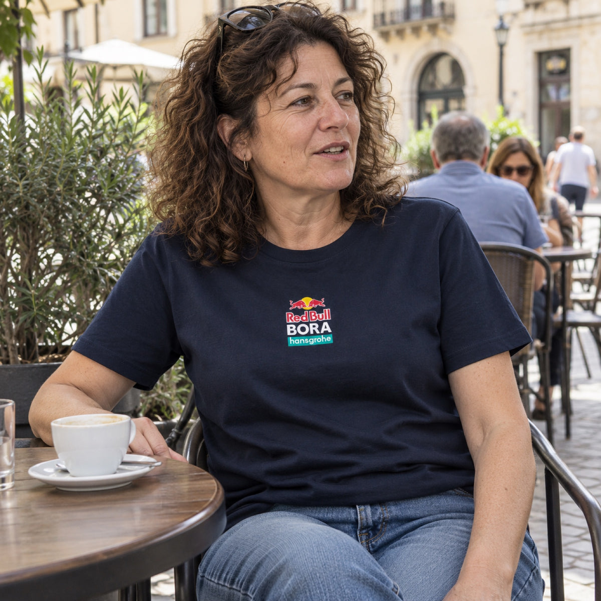 Red Bull Bora Hansgrohe Fan T-Shirt with Logo – Navy Blue – ilustrační foto 2 (AI)