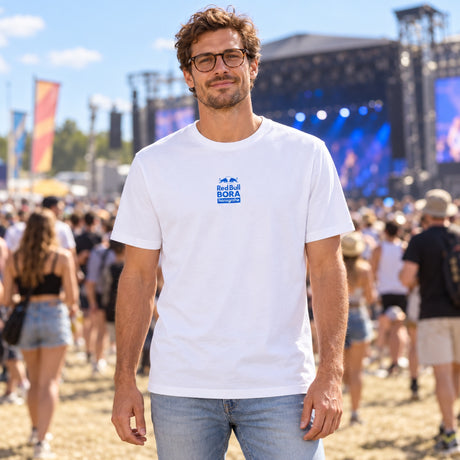 Tričko Red Bull Bora Hansgrohe Casual – bílé, MONUMENTS Edition – ilustrační foto (AI)