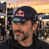 Cyklistická čepička Red Bull Bora Hansgrohe – SPECIALIZED Team Edition – ilustrační foto (AI)
